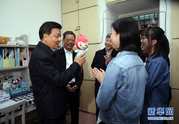 4月22日至25日,中共中央政治局常委、中央书记处书记刘云山在陕西调研。这是4月23日,刘云山来到西安交通大学兴庆校区学生宿舍,了解学生的学习、生活和思想情况。新华社记者 刘卫兵 摄