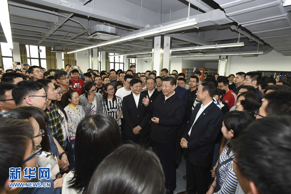 4月24日至27日,中共中央总书记、国家主席、中央军委主席习近平在安徽调研。这是4月26日下午,习近平在中国科技大学图书馆与正在上自习的学生们亲切交谈。 新华社记者李学仁摄