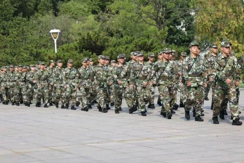 一群穿军装的人 AI 生成的内容可能不正确。