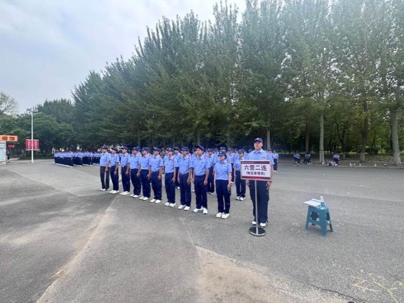 一群人站在路中间 AI 生成的内容可能不正确。