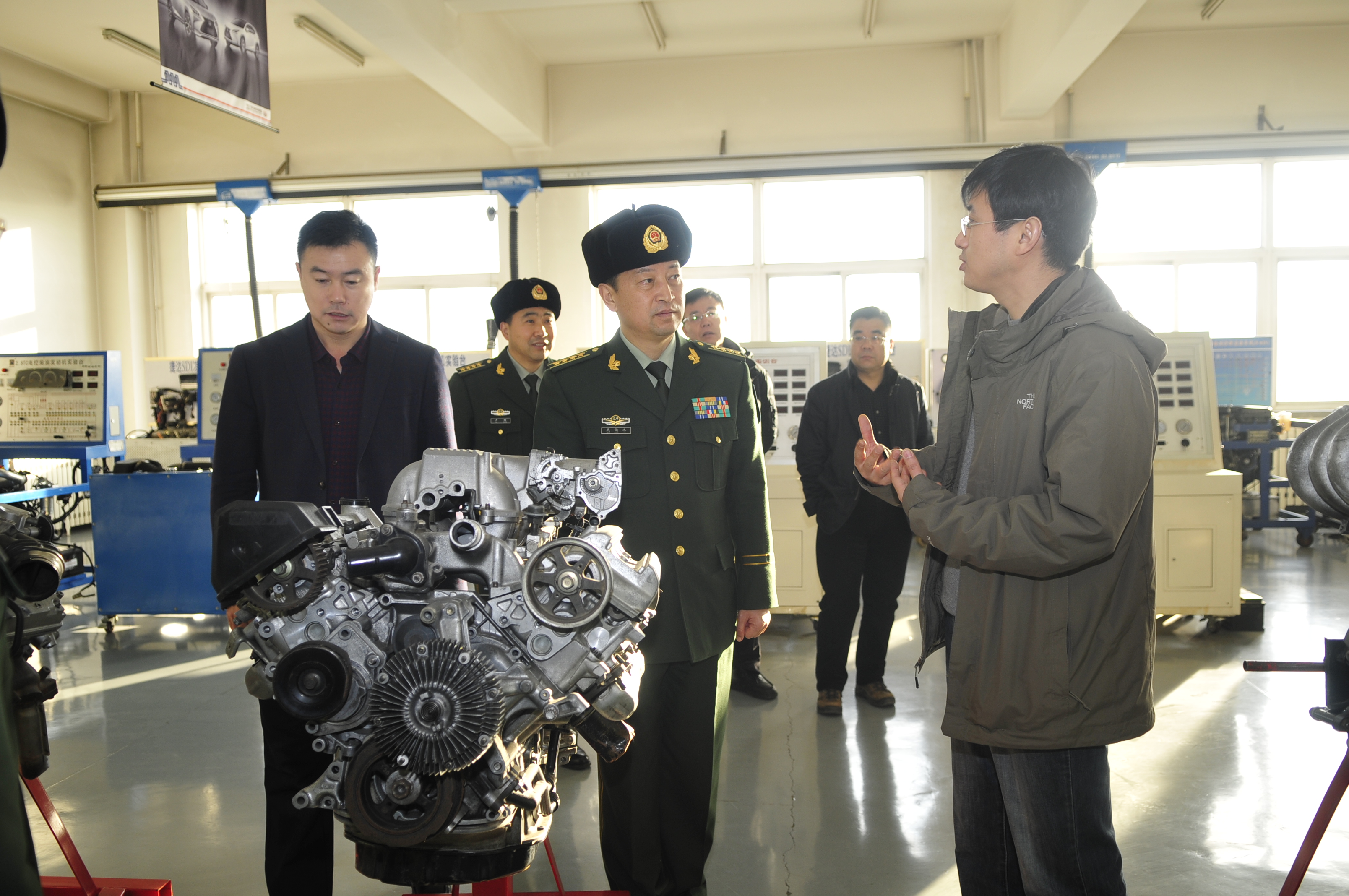 吴俊义政委一行参观我校汽车工程系