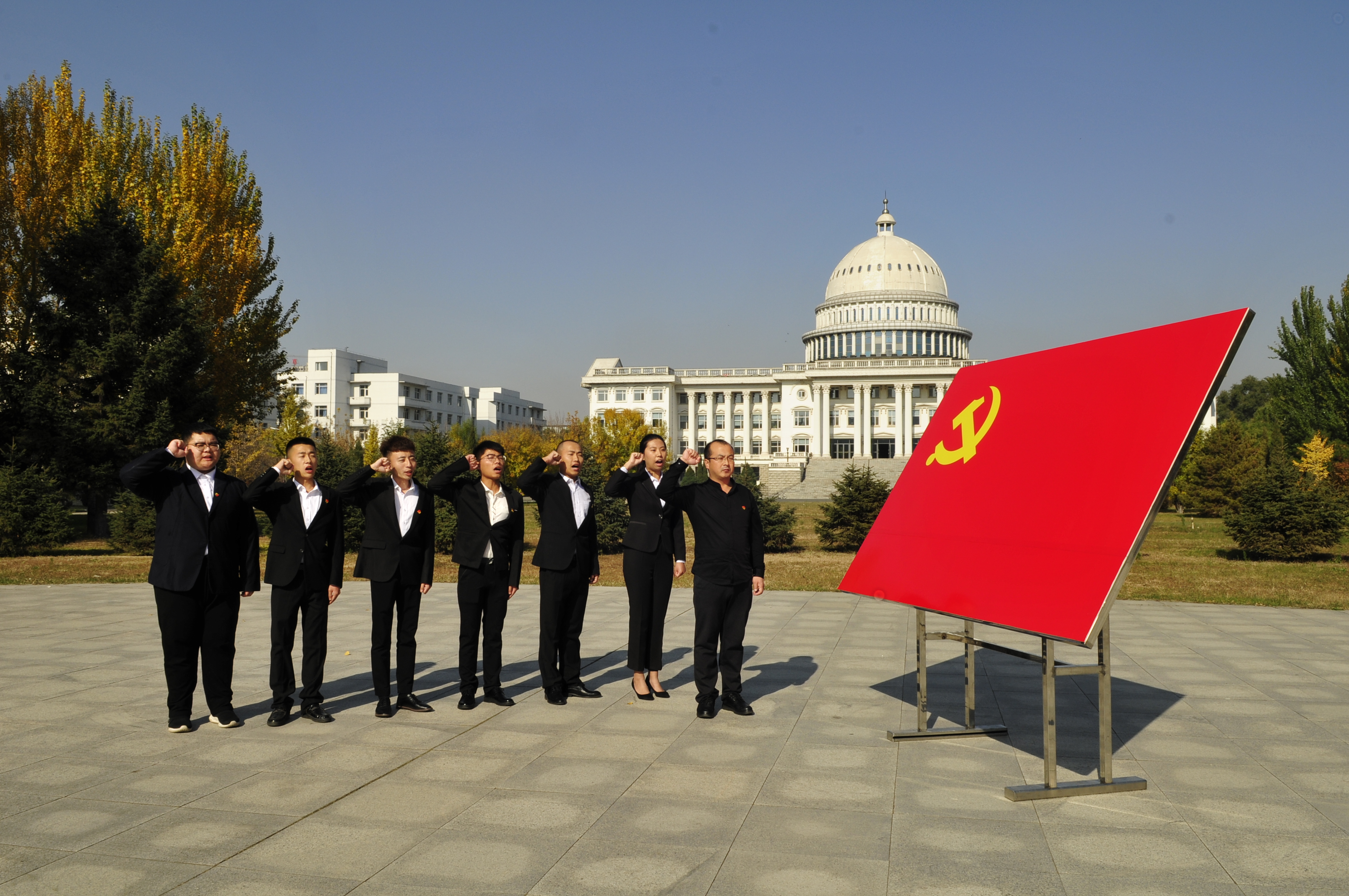 我校举行新党员入党宣誓仪式