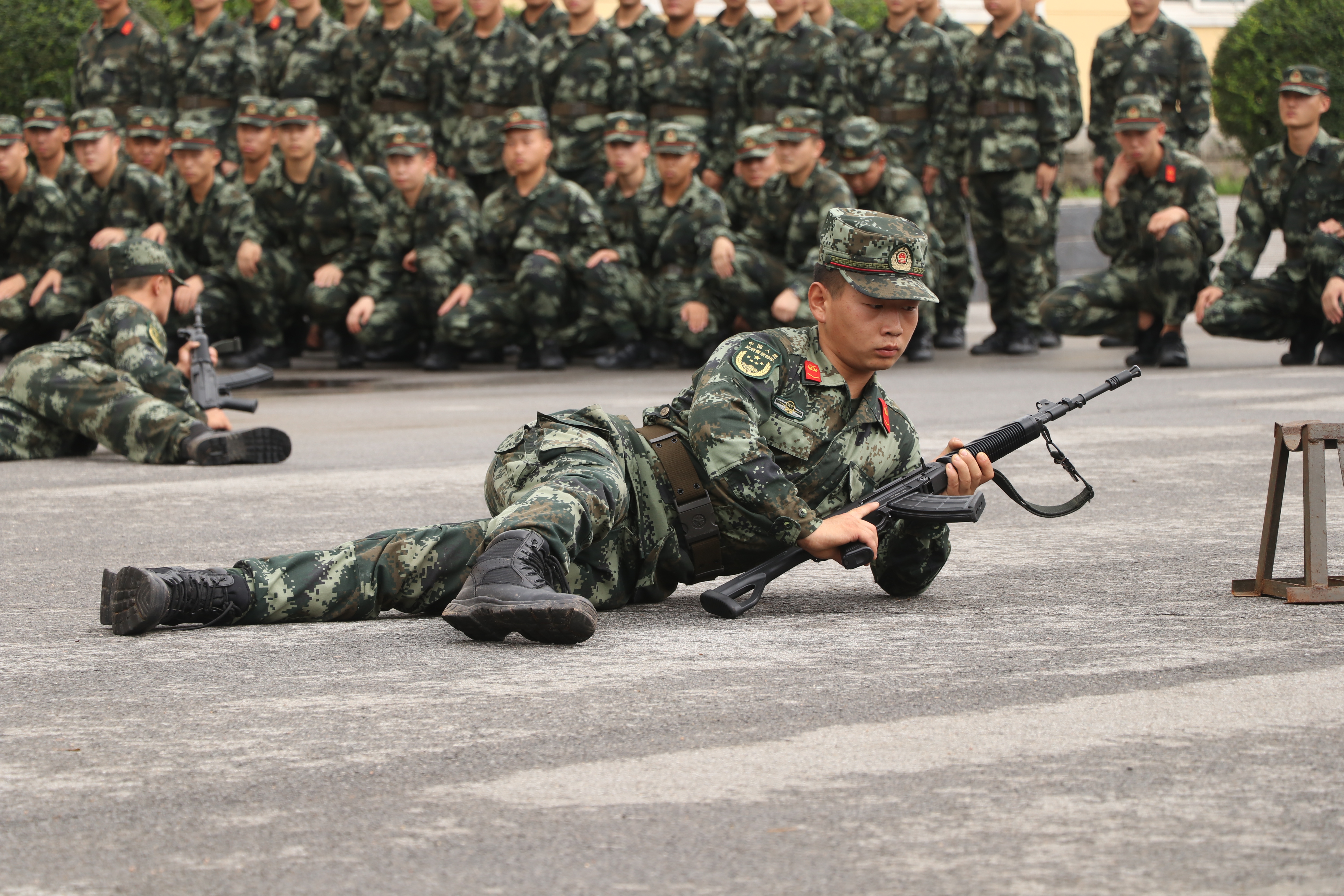 训练完全参照部队管理,对学员单个军人队列动作,个人体能,擒敌术