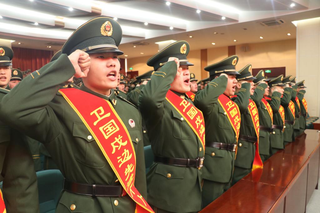 我校隆重举行2016级定向培养士官入伍授衔仪式