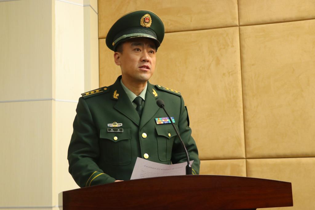 警衔为志愿到边疆服役的学员颁发证书毕业学员代表表决心全体士官学员