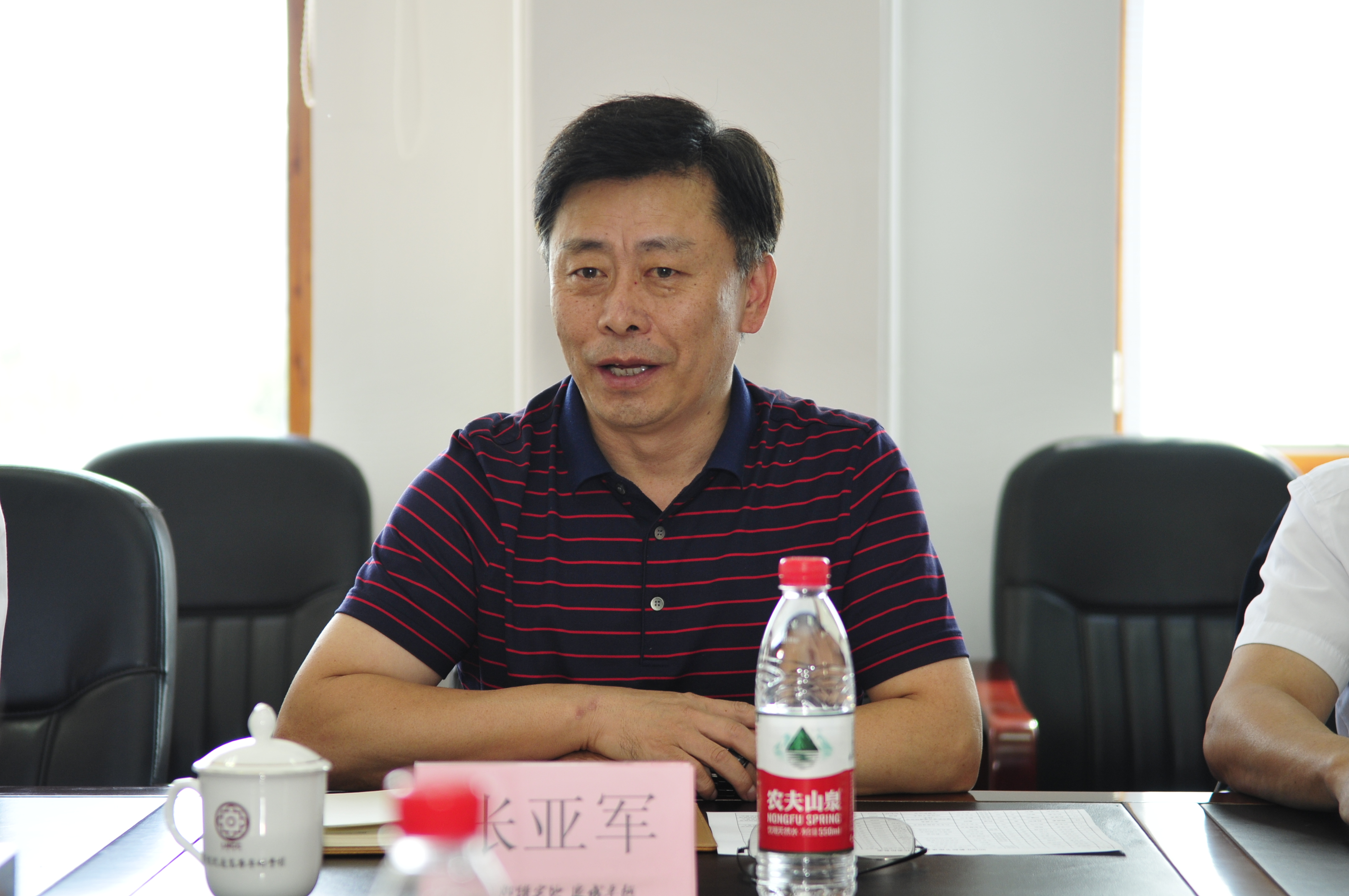 党委书记张亚军主持座谈会并交流发言