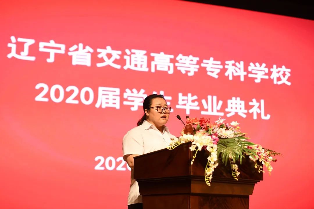 黄艳玲代表教师讲话