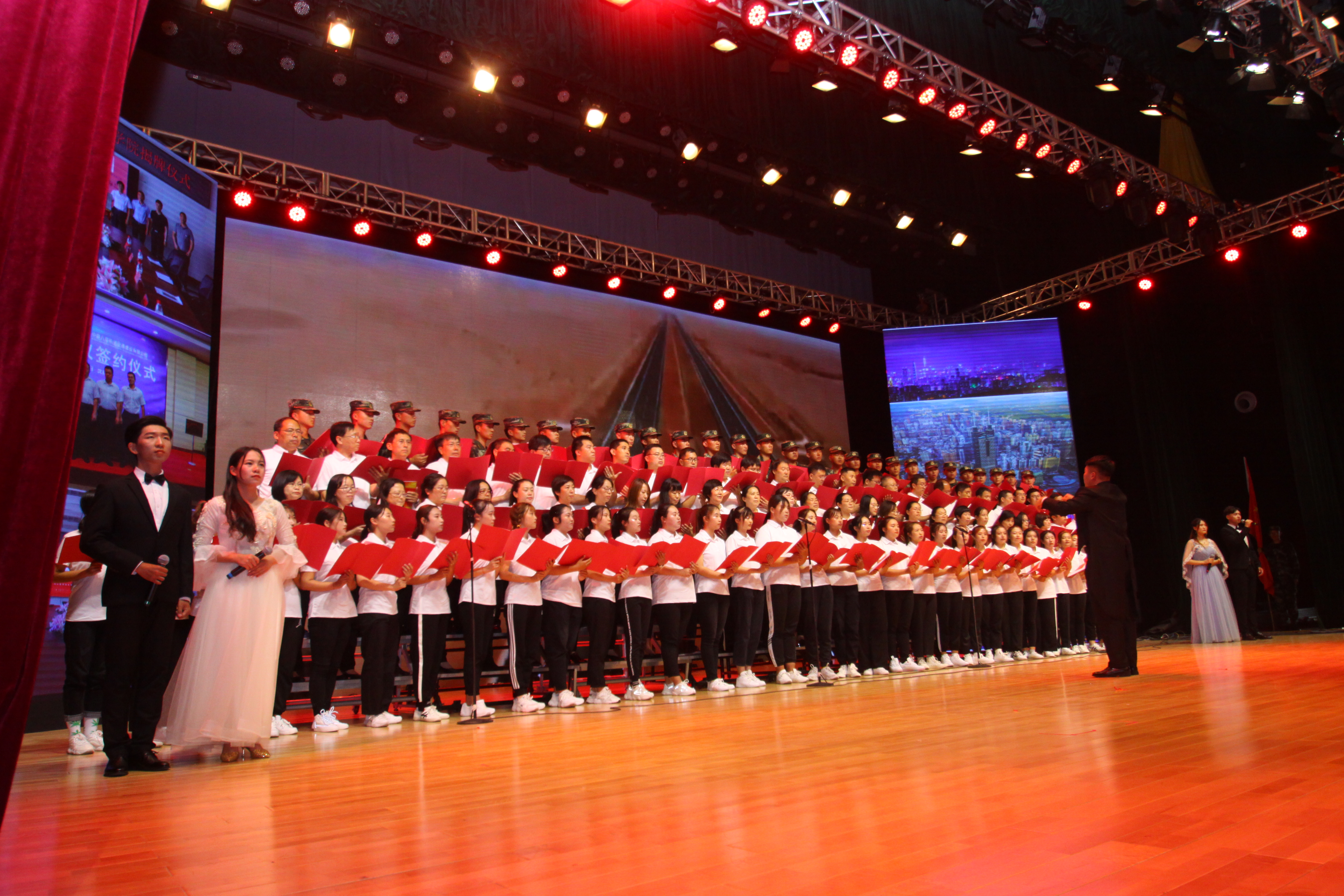 我校师生庆祝新中国成立70周年"我和我的祖国"合唱比赛圆满落幕