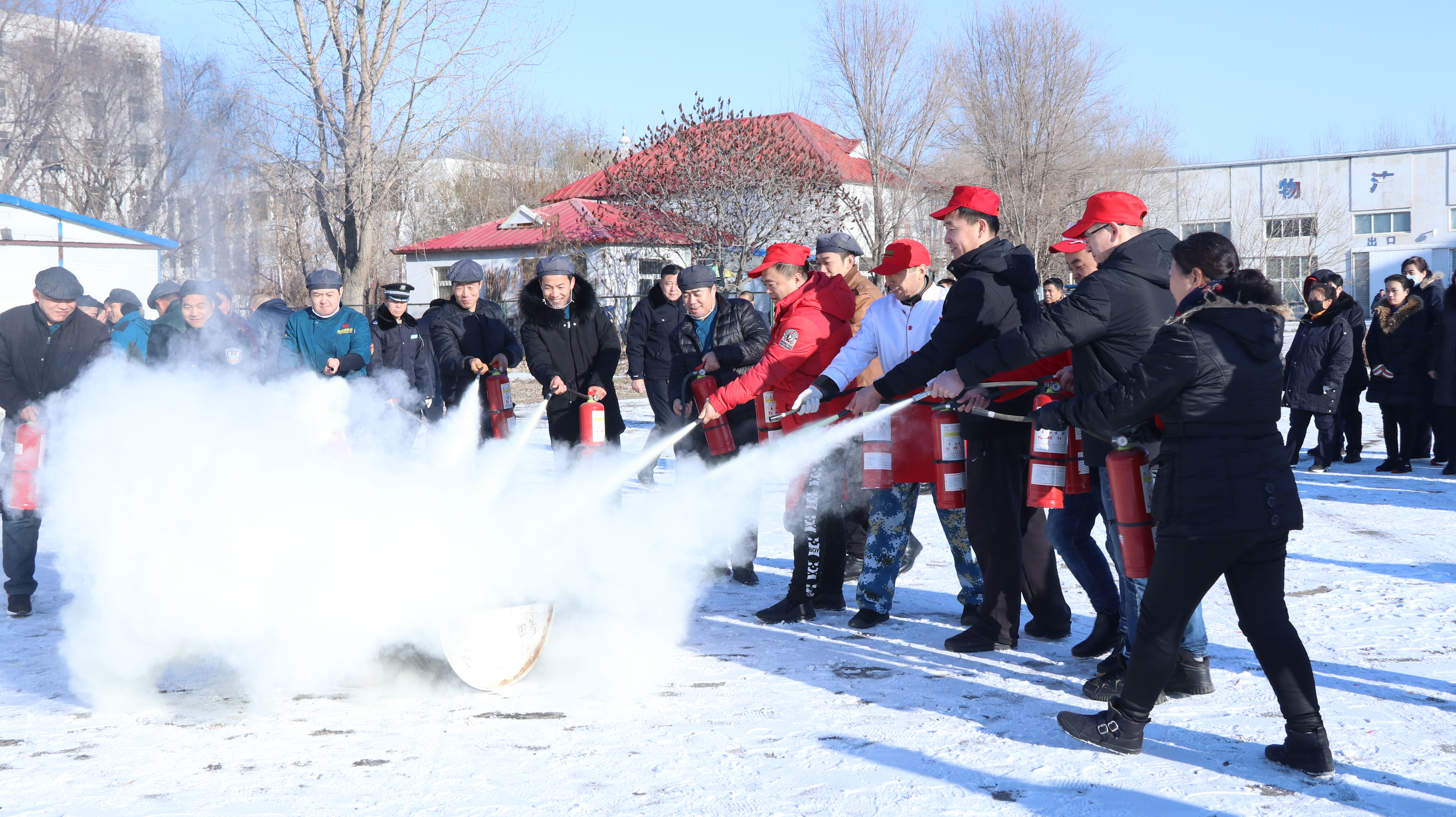 此次演练人员讲解了有关火灾现场的应急处置方案,灭火器的使用原理