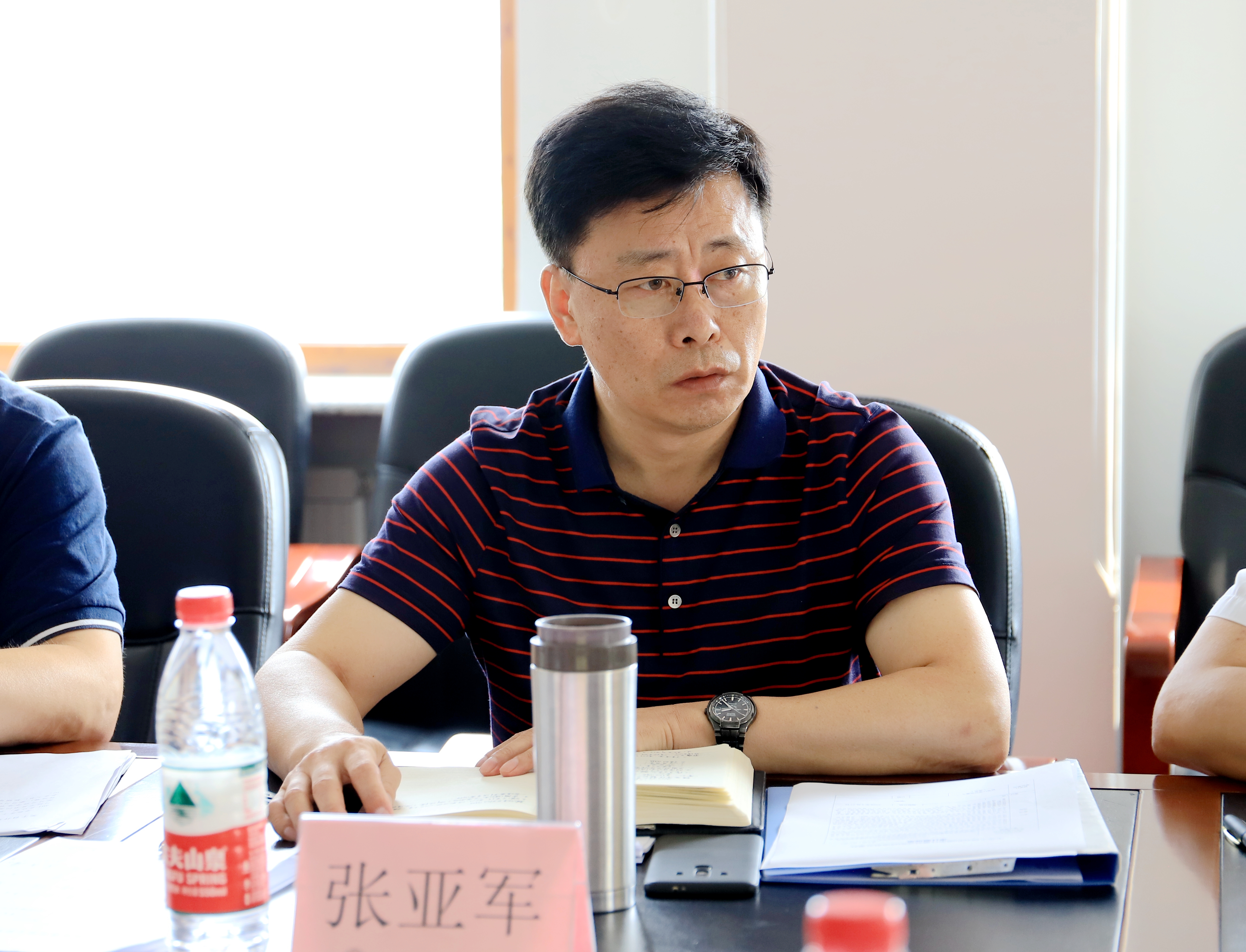 党委书记张亚军主持会议