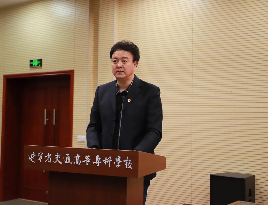 工作处尤佳老师主持参加本次大会的有学生工作处王楠处长,李闯副处长