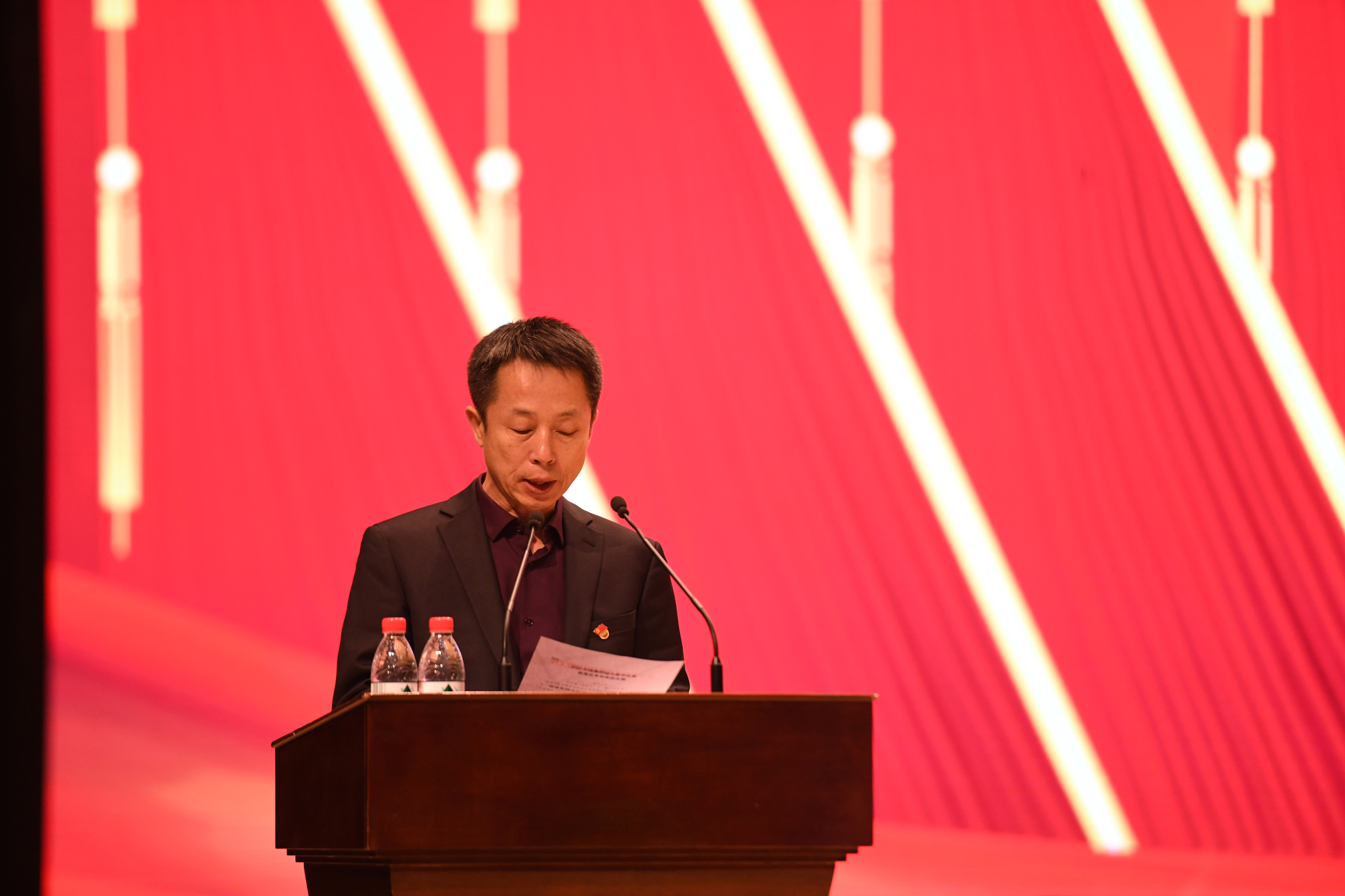 副校长王春雷宣读表彰决定