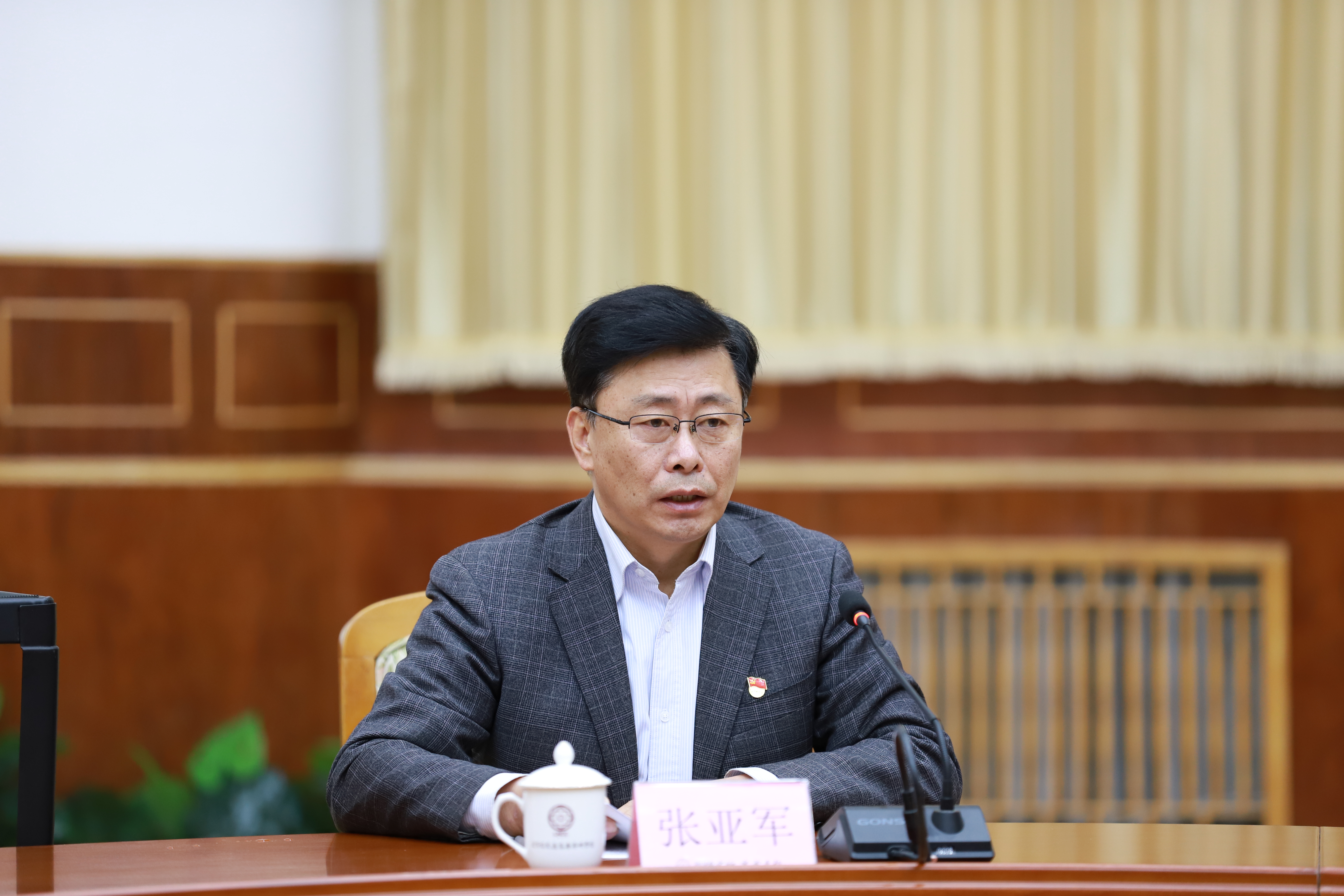 我校党委书记张亚军同志讲专题党课