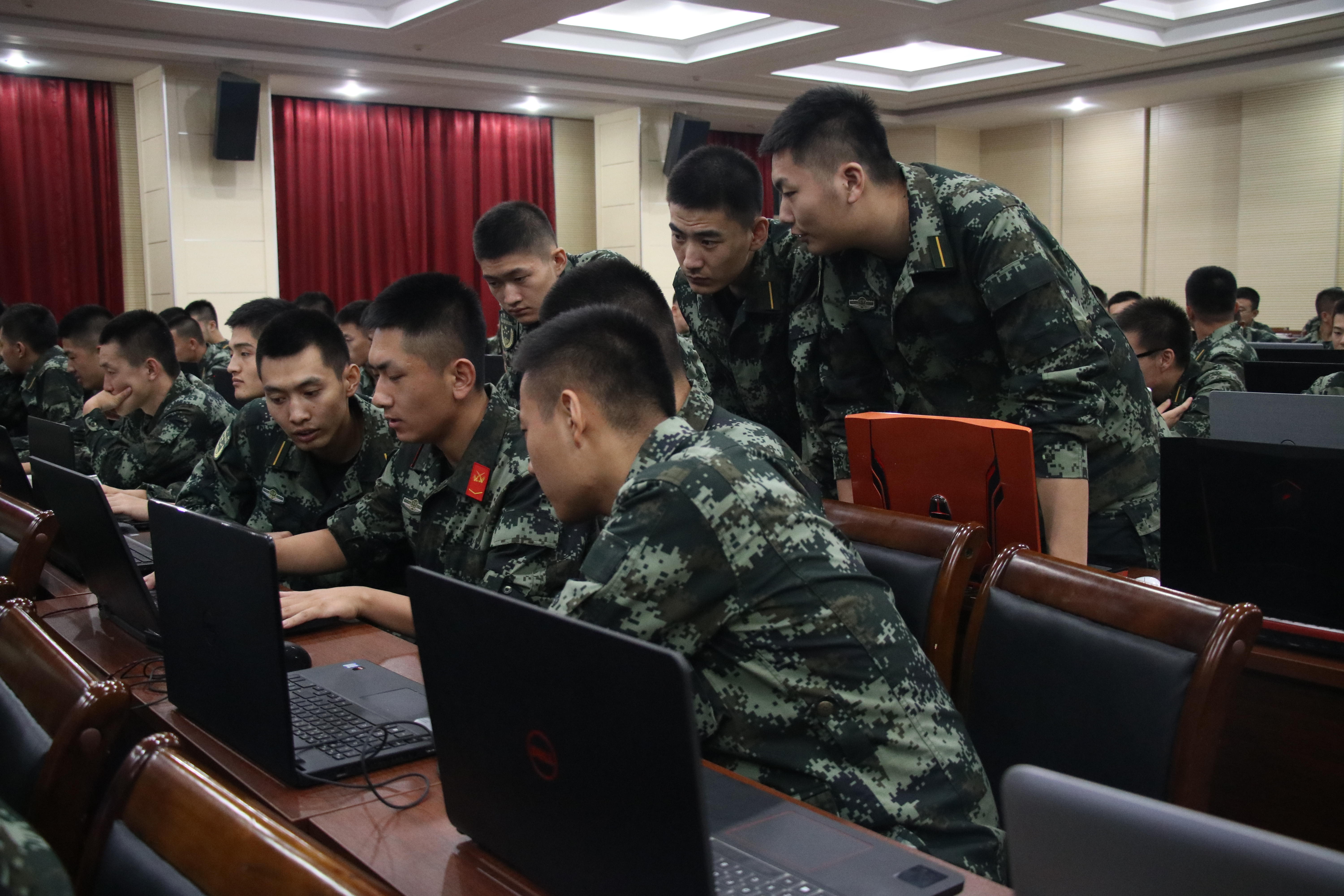 训练完全参照部队管理,对学员单个军人队列动作,个人体能,擒敌术