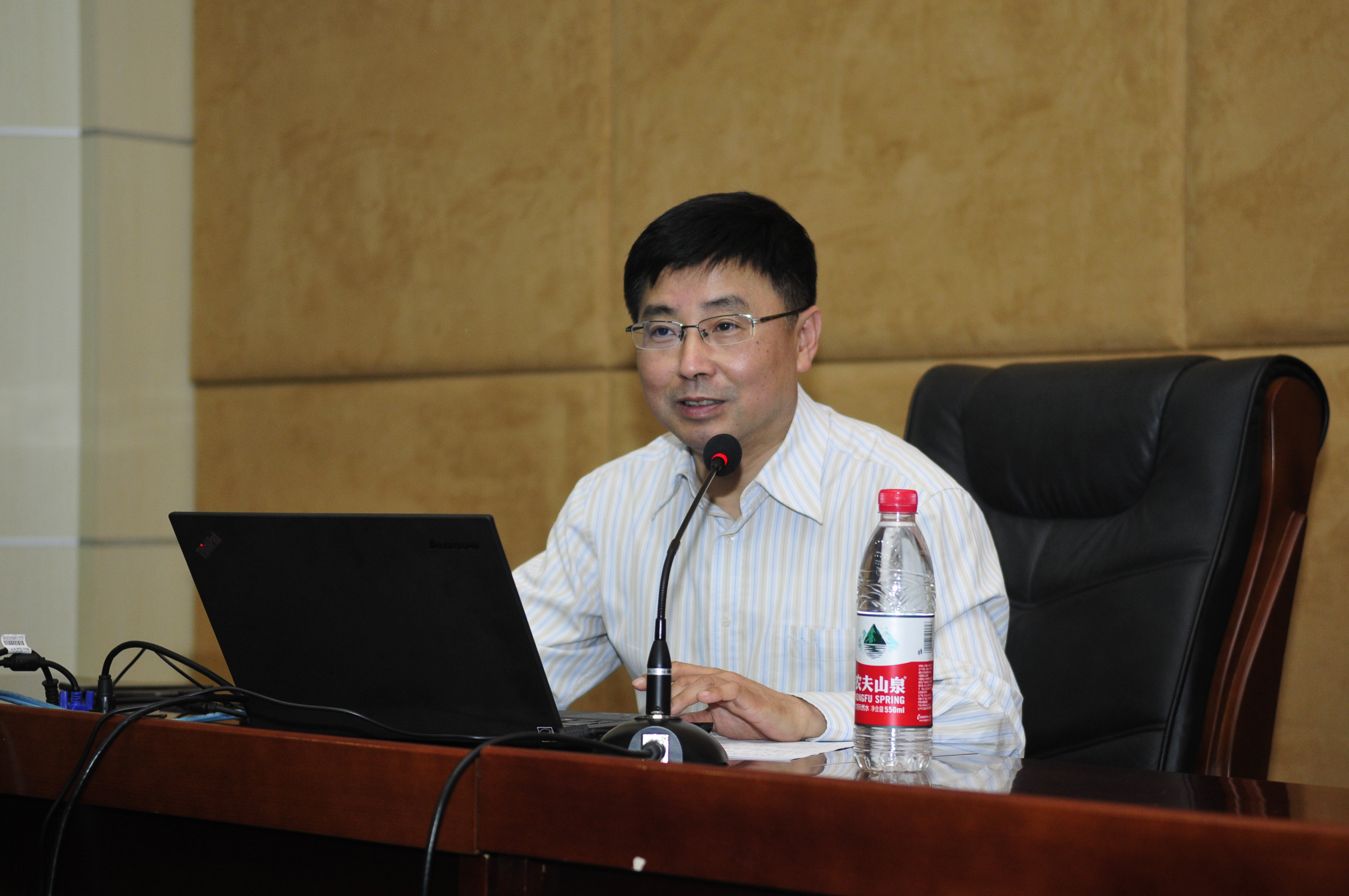 王彤校长为学生作形势政策专题报告