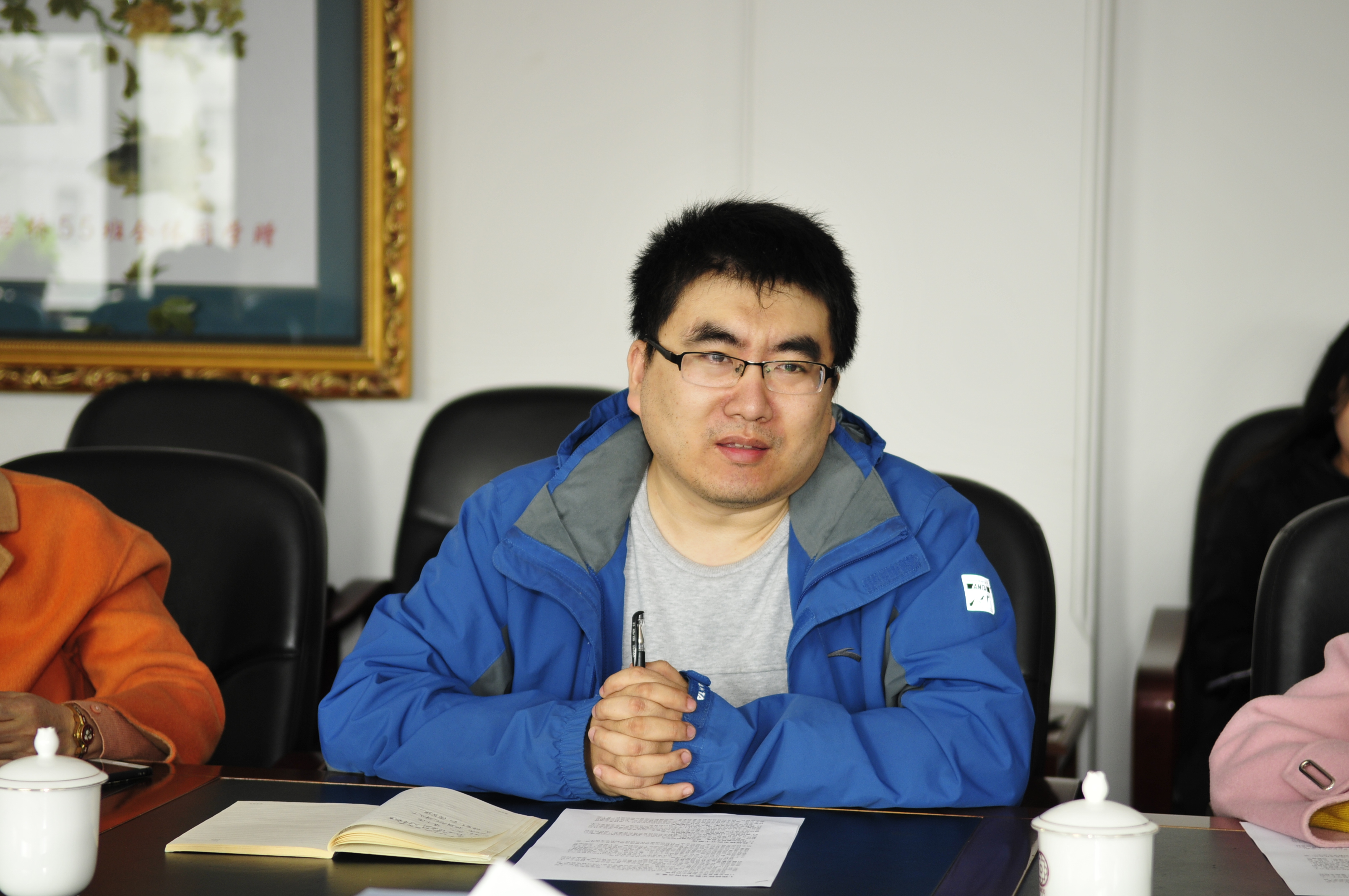 编写组负责人赵春阳汇报校史编撰工作